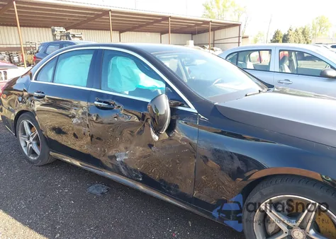 2017 Mercedes-Benz E 300 4Matic из США, поврежденный, VIN WDDZF4KB4HA062332